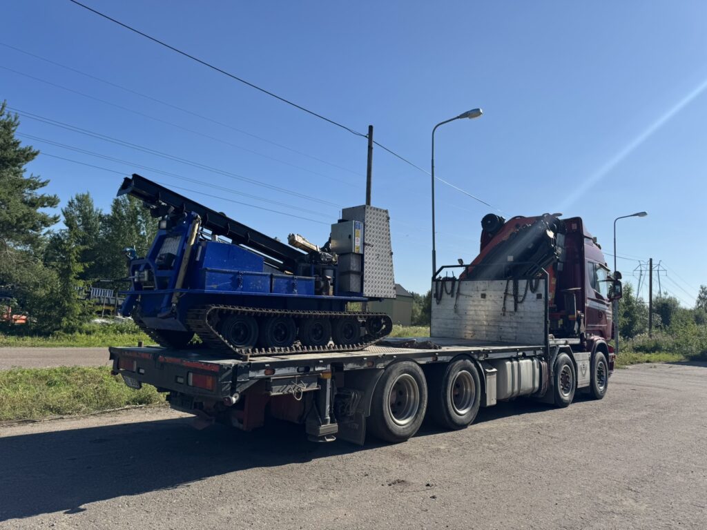 maaperäkaira kuorma-auton kyydissä